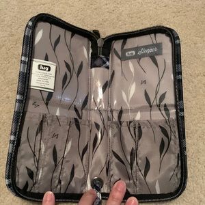 Lug makeup brush holder